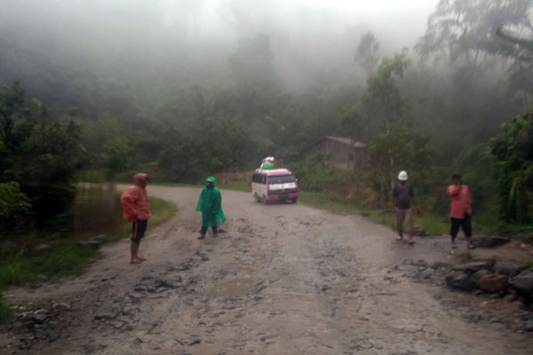 RUSAK PARAH: Ruas Jalan Tarutung-Sipirok tepatnya di Batu Jomba, Kabupaten Tapsel, rusak parah dan sudah bertahun-tahun tidak ditangani maksimal oleh pemerintah pusat. Foto diambil pada 19 Juni 2020.PRAN HASIBUAN/SUMUT POS.