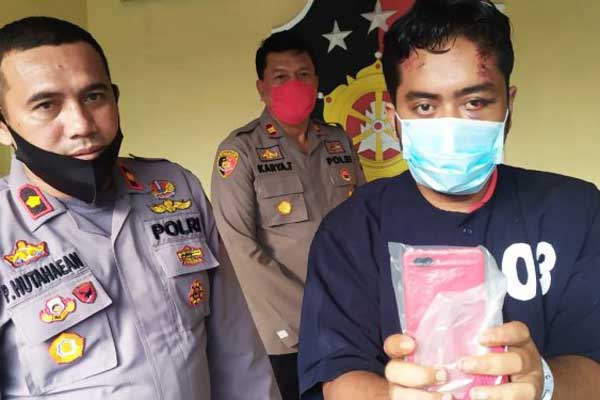 TUNJUKKAN: Pelaku jambret, MHL (27), menunjukkan barang bukti smartphone android yang berusaha diambil dari korban, Indra Irawan, namun gagal. Pelaku kini telah diamankan di Mapolsek Medan Helvetia.M IDRIS/SUMUT POS.