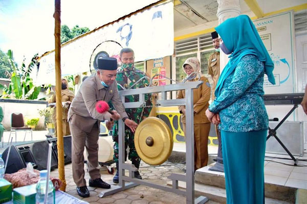 PUKUL GONG: Bupati Labuhanbatu saat memukul gong, simbolis pelayanan KB gratis untuk masyarakat di Puskesmas Janji Kecamatan Bilah Barat, Senin (29/6).