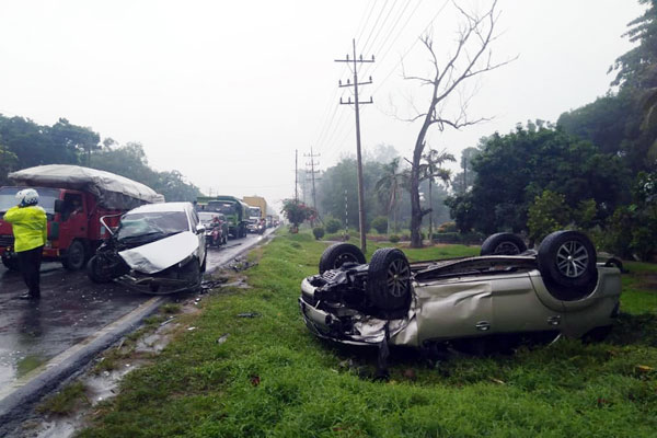 RINGSEK: Kedua mobil ringsek usai tabrakan di Desa Paya Bagas, Kecamatan Tebingtinggi, Kabupaten Sergai, Rabu (22/7).