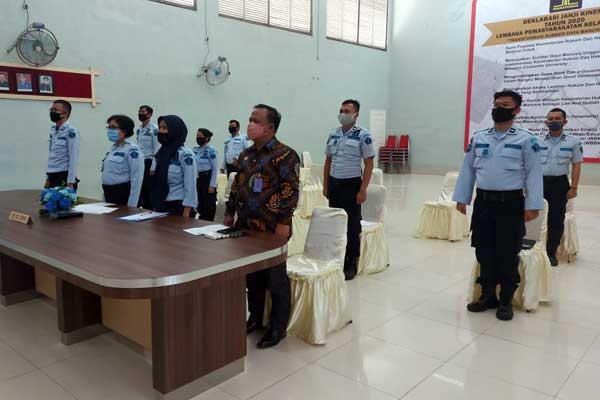 PELATIHAN: Kalapas Kelas II A Binjai, Maju Amintas Siburian (pakai batik) sebelum membuka pelatihan Aplikasi Sisumaker .