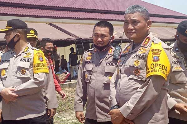 KUNJUNGI: Kapoldasu Irjend Pol Martuani Sormin bersama jajarannya diabadikan saat berada di depan SPN Hinai, Kabupaten Langkat. ILYAS EFFENDY/ Sumut Pos.