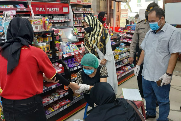 RAPID TEST: Tim GTPP Covid-19 Pemko Tebingtinggi melakukan Rapid Test pada karyawan Mini Market, setelah salah seorangnya dinyatakan positif Covid-19.sopian/sumut pos.