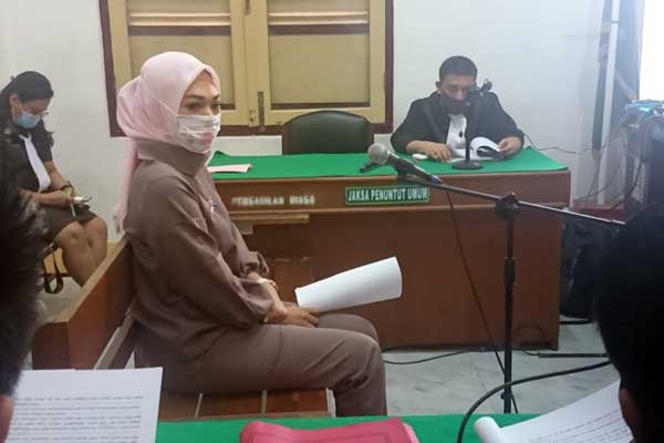 Febi Nur Amelia, terdakwa kasus pencemaran nama baik menjalani sidang pembelaan, Selasa (28/7).
