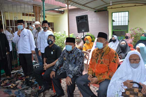 HADIRI: Bupati Langkat Terbit Rencana PA dan Wakil Bupati H.Syah Afandin saat )melayat di rumah duka, Selasa (28/7).