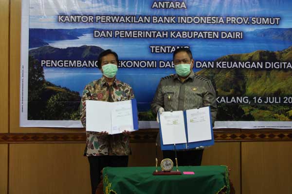 KERJA SAMA: Bupati Dairi, Dr Eddy KA Berutu bersama Kepala Perwakilan BI Sumut, Wiwiek Systo Hidayat, menunjukkan naskah kerjasama pengembangan ekonomi daerah dan keuangan digital, Kamis (16/7).