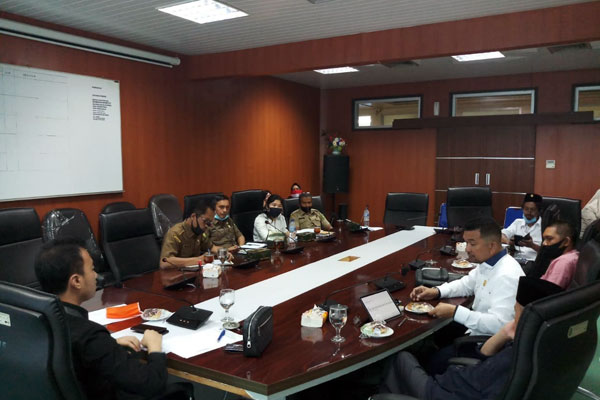 RAPAT: Komisi III DPRD Medan saat rapat bersama BP2RD Kota Medan, Senin (6/7).markus pasaribu/sumut pos.