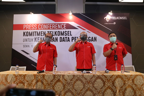 Direktur Utama Telkomsel Setyanto Hantoro (tengah), Direktur Human Capital Management Telkomsel Muharam Perbawamukti (kiri), VP Corporate Communications Telkomsel Denny Abidin (kanan).