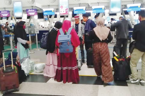 CHECK IN: -Sejumlah calon penumpang berdiri di depan counter check in Bandara Kualanamu, Jumat (10/7). Saat ini, frekwensi penerbangan di Kualanamu belum normal. batara/sumu tpos.