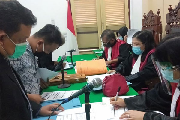 SIDANG: Suasana sidang gugatan permohonan Penundaan Kewajiban Pembayaran Utang (PKPU) yang diajukan PT Maybank Indonesia (pemohon) terhadap PT Monoli Raya (termohon), Selasa (21/7).