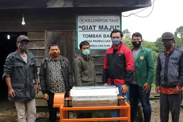 PENGABDIAN: Tim Lembaga Pengabdian Masyarakat USU bersama kelompok tani kopi di Desa Parbuluan VI, Kecamatan Parbuluan, Sabtu (25/7).