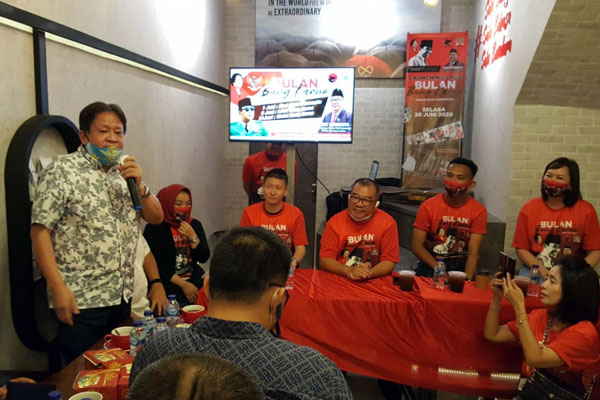 LAUNCHING: Suasana launching lagu ‘Bulan Bung Karno’ ciptaan Rudy Hermanto di Cafe Merah Putih, Jalan Wahidin Medan, Selasa (30/6) sore. 