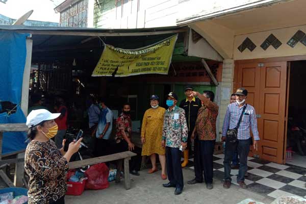 BONGKAR: Camat Tigalingga, Timbul Tamba memimpin pembongkaran bangunan yang sudah melewati hak kepemilikan di sepanjang kota Tigalingga. 