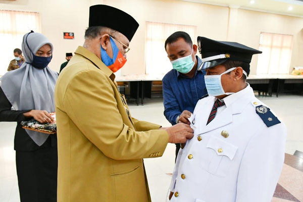 LANTIK: Bupati Ir H Soekirman melantik Pj Kepala Desa (Kades) Lubuk Cemara, Kecamatan Perbaungan, di Aula Sultan Serdang kantor Bupati Sergai Sei Rampah, Kamis (2/7).SURYA/SUMUT POS.