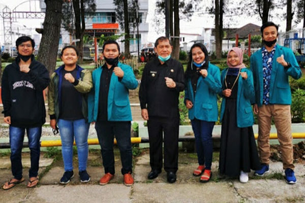 BERSAMA: Bupati Karo Terkelin Brahmana foto bersama mahasiswa Unimed asal Karo di sela-sela pertemuan.