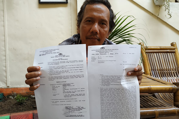 TUNJUKKAN: Arifin Edi Ginting menunjukkan Surat Ketetapan Penghentian Penyelidikan atas laporan balik yang dilaporkannya ke Polres Binjai.