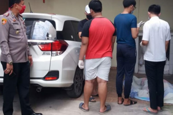 TKP: Petugas kepolisian melakukan olah tempat kejadian perkara ditemukan Sunarto gantung diri.