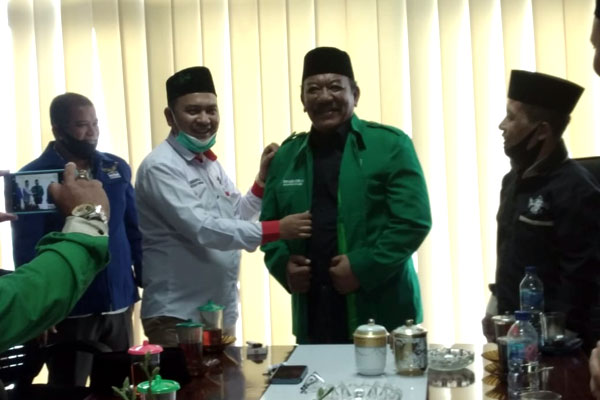 SEMATKAN: Ketua PCNU Kota Medan Burhanudin SE didampingi Sekretaris DR Zulkarnain MSi menyematkan jas Nahdatul Ulama kepada Ketua DPC Demokrat Medan, Burhanuddin Sitepu, Rabu (8/7).