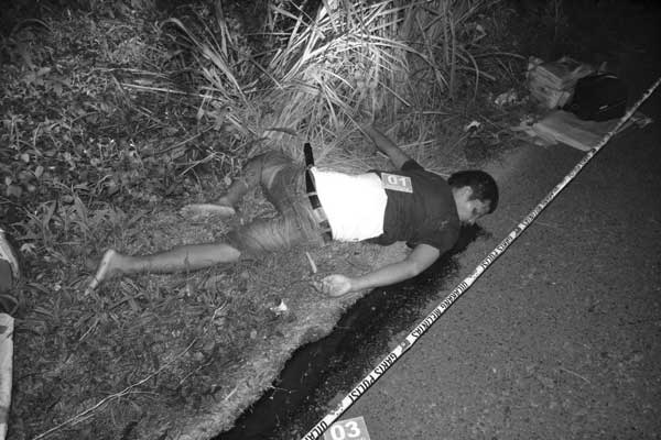 TEWAS: Korban dugaan kecelakaan tunggal Asnidar Boang Manalu (41), ditemukan tewas dengan mayat mengeluarkan darah dari hidung dan mulut, Jumat (17/7).