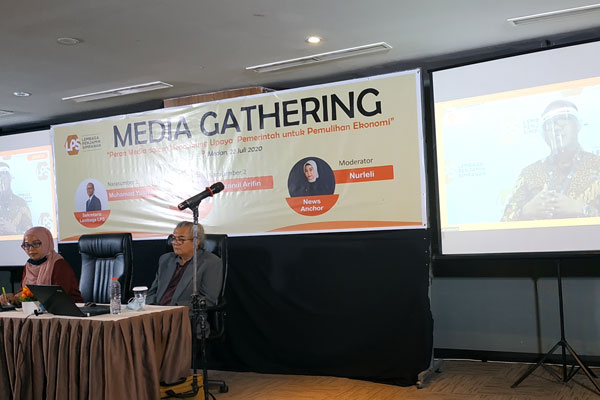 SAMPAIKAN: Sekretaris LPS Muhammad Yusron (pada layar) menyampaikan materi media gathering secara virtual di Hotel Le Polonia, Medan, Rabu (22/7). m idris/sumut pos.