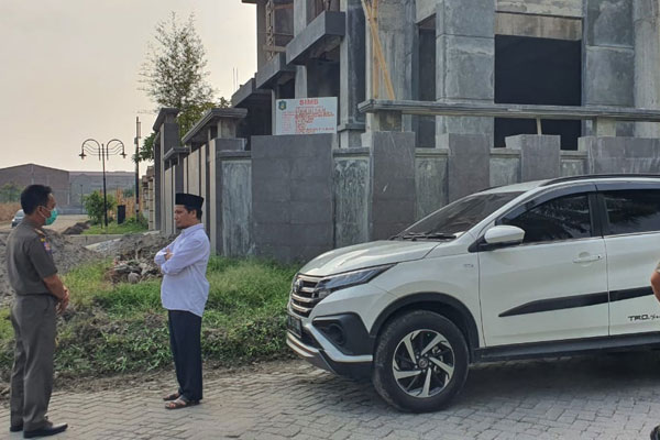 BANGUNAN BERMASALAH: Rajuddin Sagala saat mengunjungi lokasi bangunan melanggar IMB di Komplek Bumi Asri Kota Medan, Selasa (30/6) sore.