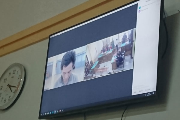 SIDANG: Nandi Sukaryadi (layar monitor), terdakwa kepelikan sabu menjalani sidang putusan, Rabu (1/7).