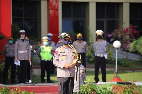 PENEGASAN: Kapoldasu Irjen Pol Drs Martuani Sormin MSi, memberikan penegasan kepada personel polis i saat pel Gelar Pasukan Operasi Patuh Toba 2020, di Lapangan KS Tubun Mapolda Sumut, Kamis (23/7).