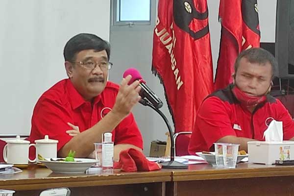 RAPAT: Plt Ketua DPD PDI Perjuangan Sumut, Djarot Syaiful Hidayat memimpin rapat DPD PDI Perjuangan di Medan.