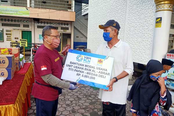 BAKTI SOSIAL: PLN Pembangkitan Belawan dan Sumut menggelar bakti sosial di Masjid Al-Abrar.fachril/sumut pos.