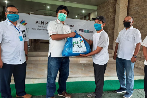 PEDULI: Disaksikan General Manager Bambang Iswanto, SRM SDM dan Umum Sigit Prasetyo PLN UIK SBU menyerahkan bantuan CSR PLN Peduli kepada masyarakat terdampak pandemi.