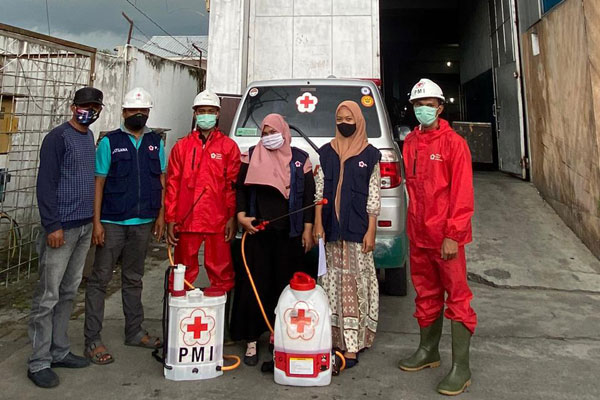FOTO BERSAMA: Tim PMI Sumut, foto bersama usai penyemprotan disinfektan di Gedung Graha Pena Medan, kantor Harian Sumut Pos dan Posmetro Medan di Jalan Sisinga-mangaraja Medan.