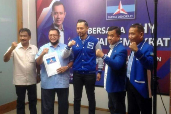 DUKUNG: Ketum DPP Partai Demokrat Agus Harimurti Yudhoyono didampingi Plt Ketua DPD Partai Demokrat Sumut dan Ketua DPC Partai Demokrat Binjai HM Sajali bersama balon Wali Kota Binjai Juliadi dan Amir Hamzah.