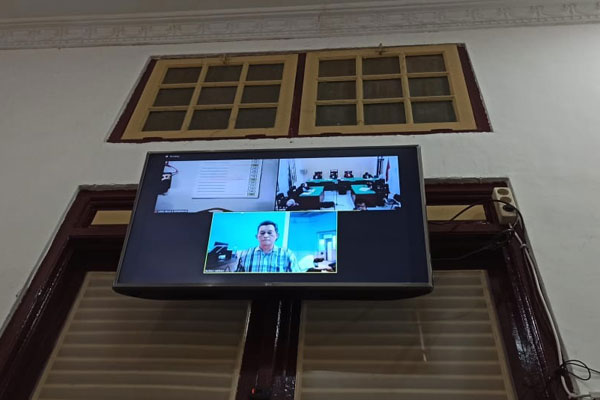 TERDAKWA: Party Pesta Oktoberto Simbolon (layar monitor), terdakwa kasus korupsi pengadaan kapal fiktif menjalani sidang tuntutan, Rabu (15/7).