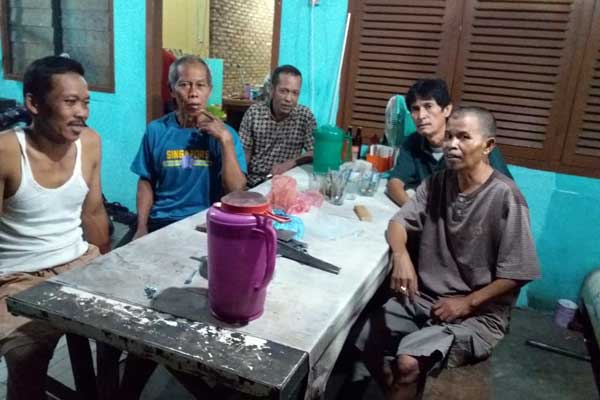 DISKUSI: Warga yang tinggal di pinggiran rel saat berdiskusi terkait penggusuran rumah mereka.prans/sumut pos.