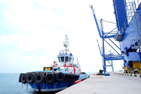 SANDAR: Kapal Tunda (KT) Hang Tuah VIII buatan PT Citra Shipyard Batam saat bersandar di pelabuhan Kualatanjung. fachril/Sumut pos.