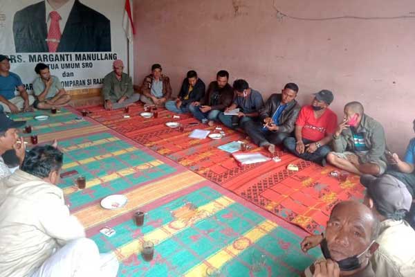 RAPAT : Asosiasi Pedagang Kaki Lima Kabupaten Humbahas saat melakukan rapat terkait surat Dinas Perhubungan atas hasil notulen rapat, pada 16 Juli 2020.