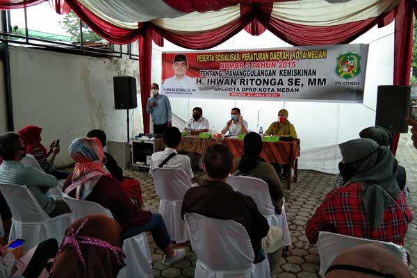 SOSIALISASI: Ihwan Ritonga saat sosialisasi Perda No.5/2015 tentang penanggulangan kemiskinan di Medan.markus/sumut pos.