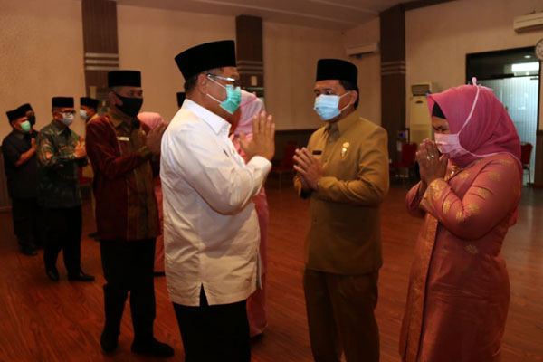PELANTIKAN: Plt Wali Kota Akhyar Nasution memberikan salam usai pelantikan empat pejabat Pemko Medan, Jumat (3/7).