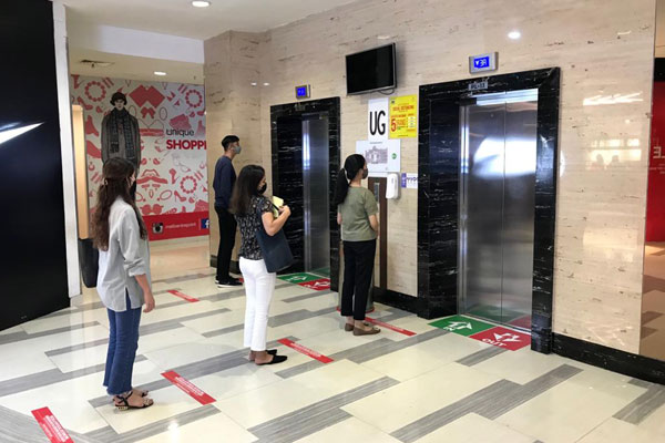 ANTRE: Pengunjung Mall Centre Point tetap melakukan physical distancing saat akan memasuki lift.