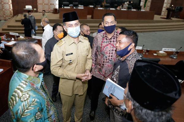 KETERANGAN: Wagubsu Musa Rajekshah memberi keterangan kepada wartawan usai paripurna di ruang DPRD Sumut.