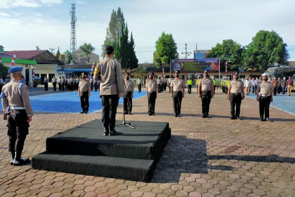 PIMPIN: Kapolres Karo Yustinus Setyo memimpin upacara kenaikan pangkat 26 personelnya, Kamis (2/7).