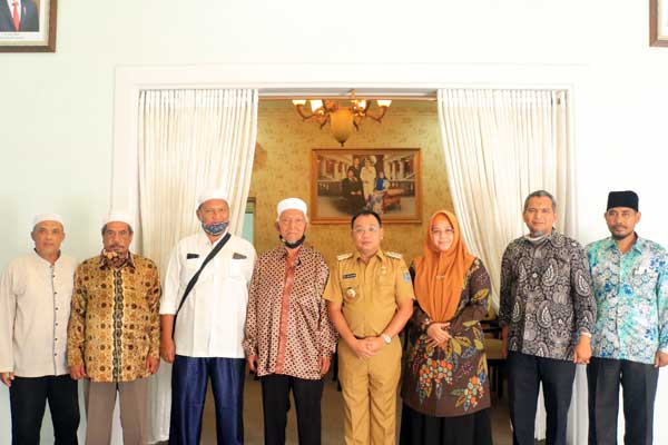 BERSAMA:Wali Kota Binjai, H Muhammad Idaham didampingi Ketua TP PKK, Hj Lisa Andriani Lubis foto bersama Pimpinan dan Pengurus Pesantren Darul Arafah.