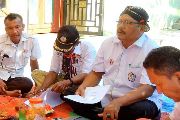 DUKUNGAN: Ketua GM Pujakesuma Sergai M Arifin (pakai blangkon) menyatakan dukungannya untuk pasangan Darma Wijaya-Adlin Tambunan di Pilkada Sergai.
