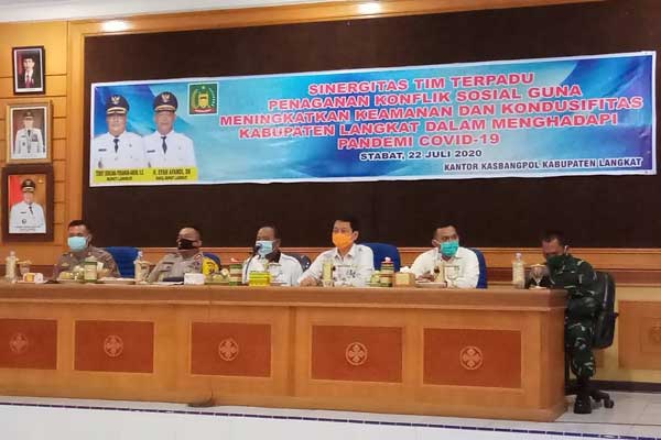 RAKOR: Wabup Langlat Syah Afandin memberikan arahan pada rakor terpadu penanganan konflik sosial di Kabupaten Langkat.