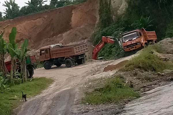 GALIAN: Sejumlah truk terlihat memuat material galian C di DaerahAliran Sungai di Kecamatan Namorambe, beberapa waktu lalu.