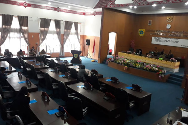 BATAL: Kursi Anggota DPRD Pakpak Bharat tampak kosong saat Rapat Paripurna Penyampaian Nota Jawaban Bupati Pakpak Bharat Atas Pemandangan Umum Fraksi terhadap 7 Ranperda, Rabu (6/7).Tamba Tinendung/Sumut Pos .