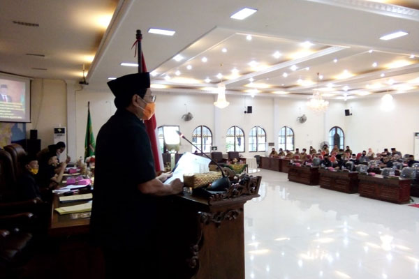 JAWABAN: Bupati Langkat diwakili Sekdakab Dr H Indra Salahuddin memberikan jawaban kepada Fraksi PDIP terkait Ranperda dalam rapat Paripurna di Gedung DPRD Langkat, Selasa (14/7).