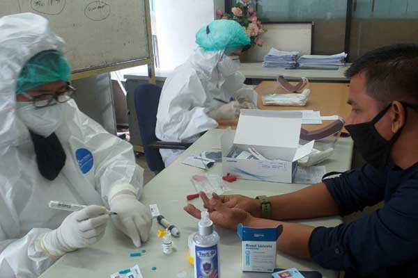 RAPID TEST: Petugas Puskesmas Amplas melakukan rapid test terhadap karyawan Sumut Pos di Graha Pena Medan, Rabu (29/7). Hasilnya, semua karyawan nonreaktif.