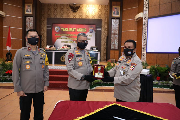 REKOR MURI: Kapolda Sumut, Irjen Pol Drs Martuani Sormin MSi (tengah) didampingi Wakapolda Sumut Brigjen Pol Dr Dadang Hartanto SH SIK MSi (kiri), menerima penghargaan MURI dalam pengungkapan kasus judi terbanyak, yang diserahkan Tim Itwasum Polri, di Mapoldasu, Rabu (15/7).