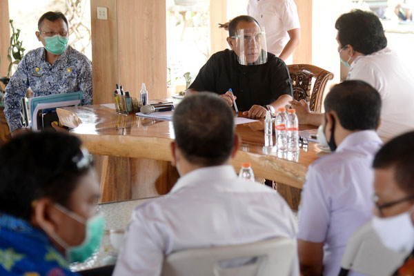 TERIMA: Gubernur Sumut Edy Rahmayadi menerima kunjungan rombongan PT KAI Divisi Regional (Divre) I Sumut, di Rumah Gubernur, Kecamatan Delitua, Deliserdang, Kamis (9/7).